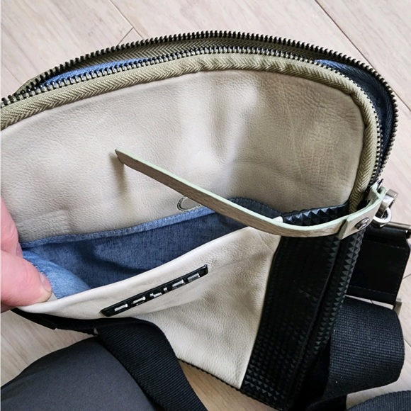 Modern The Police Genuine Leather w/Tech Trim Cross Body Bag Designed in Italy - Picture 12 of 14